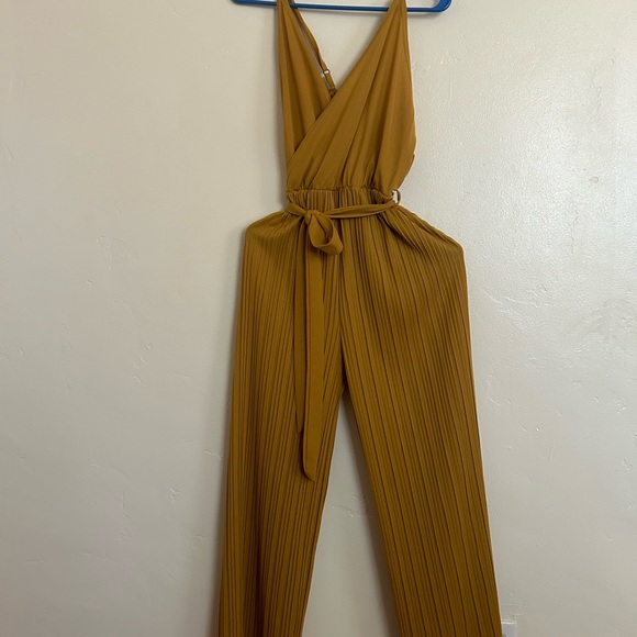 Summer woman’s yellow jumpsuit, medium size and new. - Picture 4 of 5